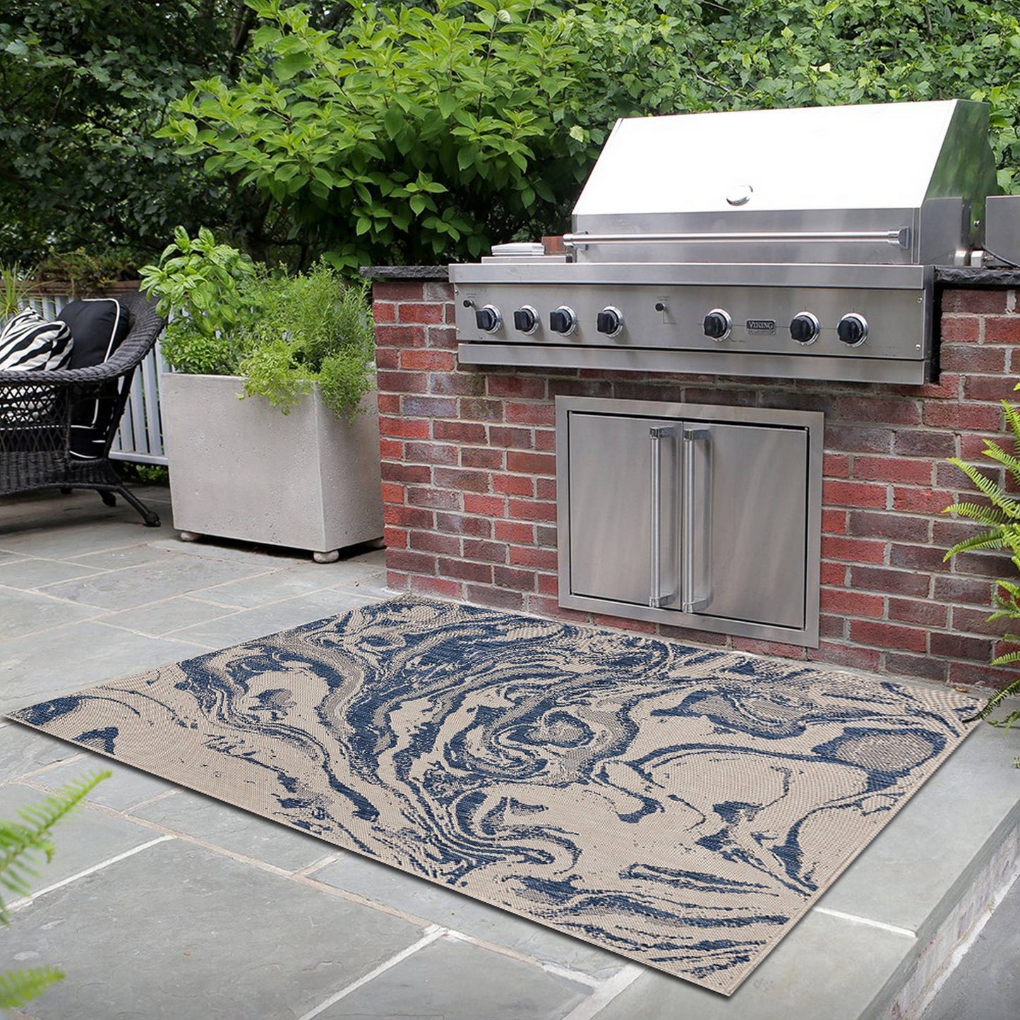 Abstract Oasis White/Navy Indoor/Outdoor Area Rug